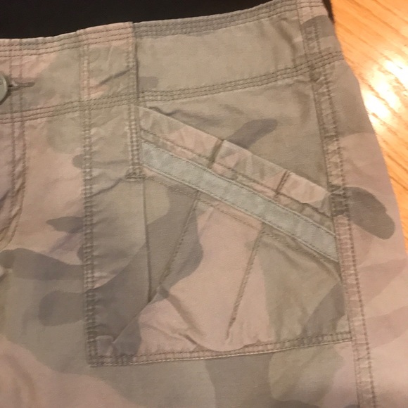 EUC CAMOUFLAGE MINI BY HOLLISTER - Picture 4 of 8